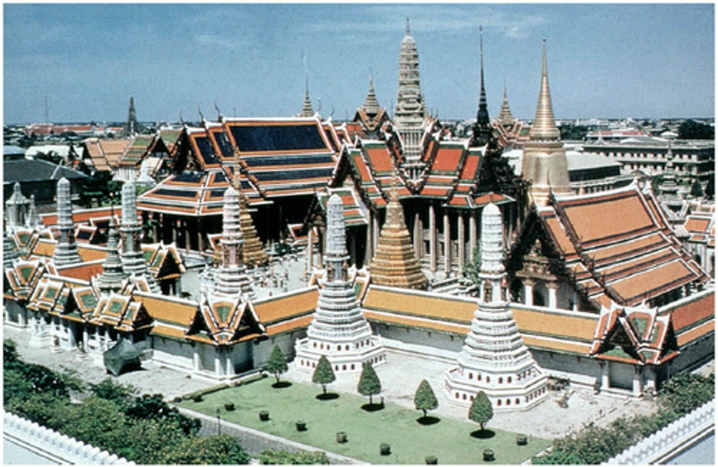 <p>a large and beautiful home for a king, queen, or ruler.</p>