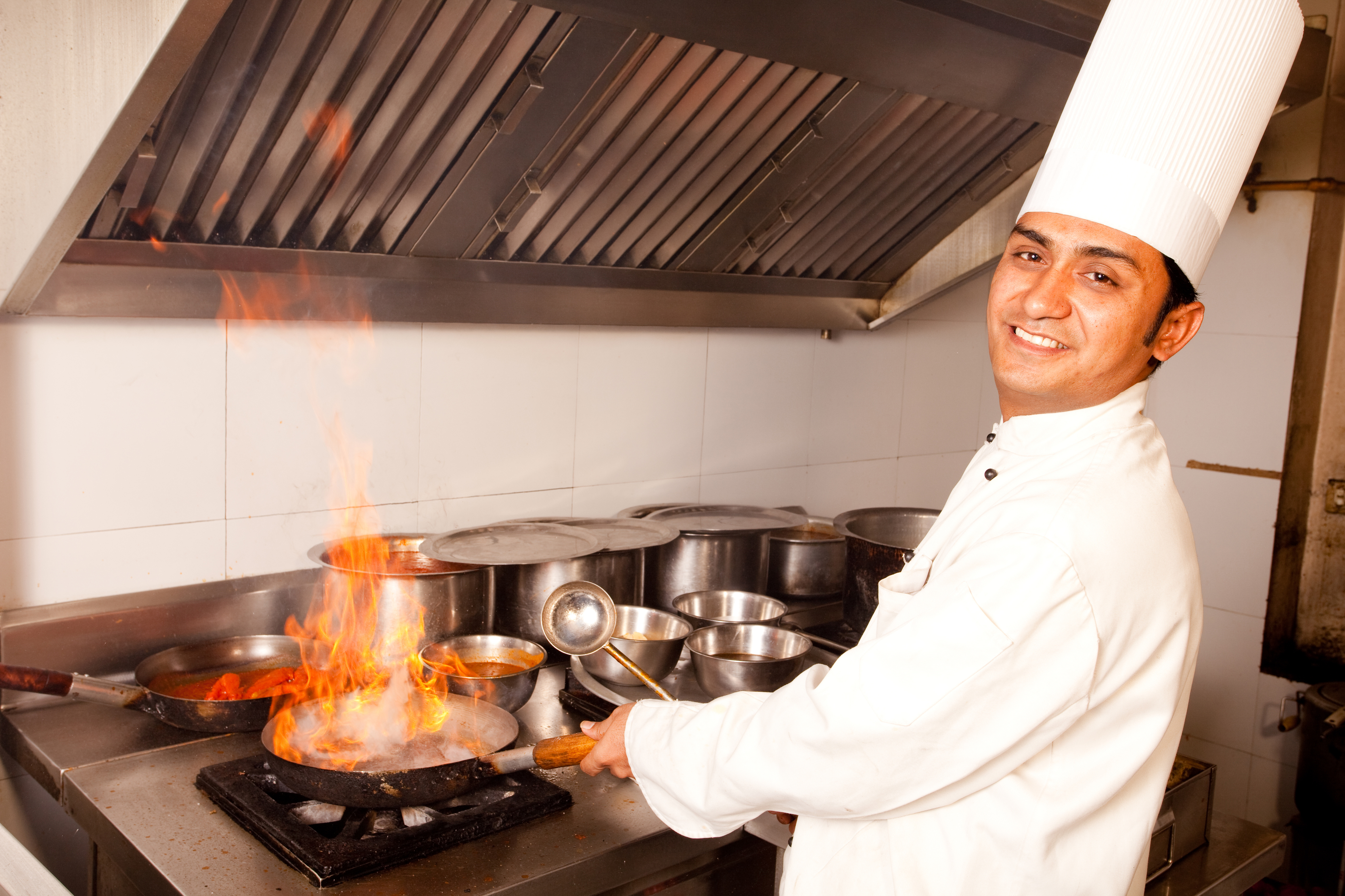 <p>__________ lleva el gorro blanco es el chef.</p>