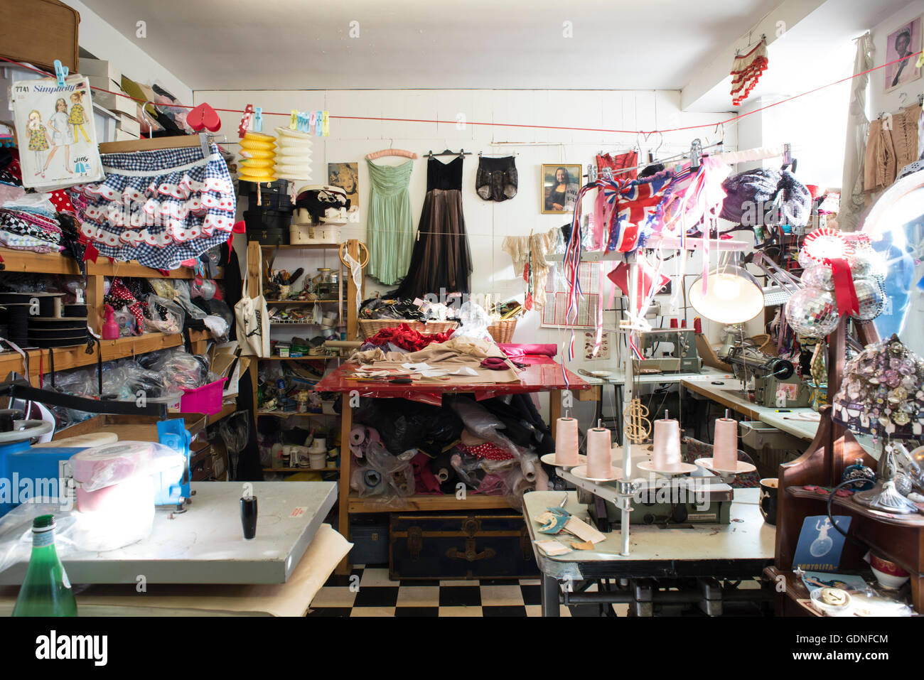 <p>tailor shop</p><p class="is-empty is-editor-empty has-focus">/ˈteɪlə ʃɒp/</p>