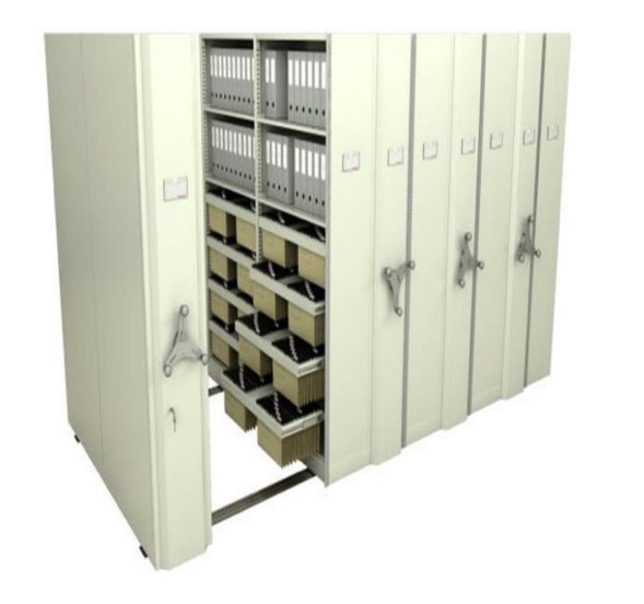 <ul><li><p>Formado por fileiras de estantes agrupadas sobre trilhos.</p></li><li><p>O modelo da imagem é manual – gira-se a manivela. Existe modelo que tem um botão elétrico, que se aperta para que se abra.</p></li><li><p>É caro para manter.</p></li></ul><p></p>