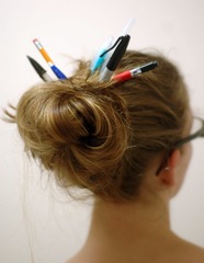<p>голова, волосся</p><p>(head)</p><p>머리가 아파요. = I have a headache.</p><p>머리를 부딪쳤어요. = I bumped my head.</p><p>-------------------------</p><p>(hair)</p><p>머리를 잘랐어요. = I got a haircut.</p><p>머리를 감았어요. = I washed my hair.</p>
