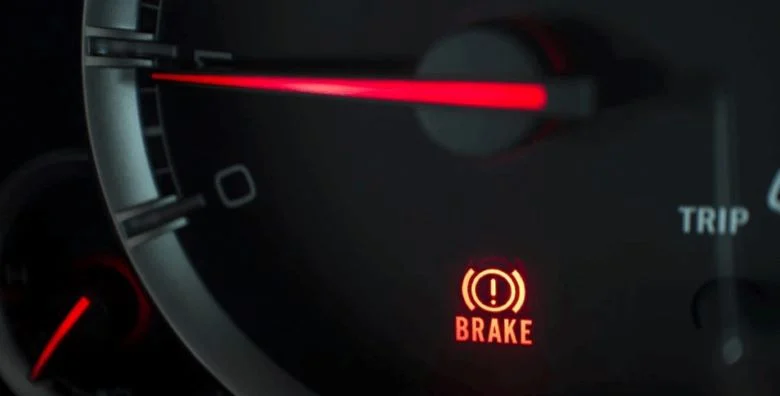 <p>Kan ikke testes skikkelig på Tesla, kan bare bremse og sjekke om bremsene virker normale. Hvis det er noe gale med bremsene vil varsellyset for bremsene lyse (“brake”).</p><p>Tradisjonelt skrur man av bilen og pumper opp bremsen til den blir hard, dermed skrur på bilen og den skal synke litt inn. </p><ul><li><p>Som regel ikke forsvarlig siden bremsen blir tung å trykke inn og dermed et hinder for oppbremsning (ikke mulig å bremse skikkelig)</p></li></ul><p></p>