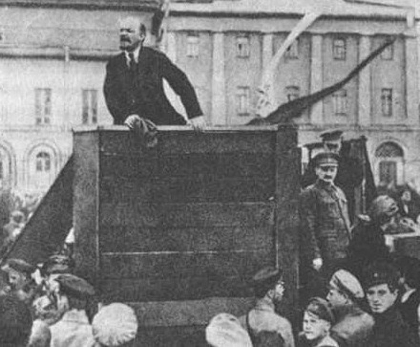 <p>(political/military English) chiếm quyền kiểm soát Ví dụ: Rebels seized control of the airport.</p>