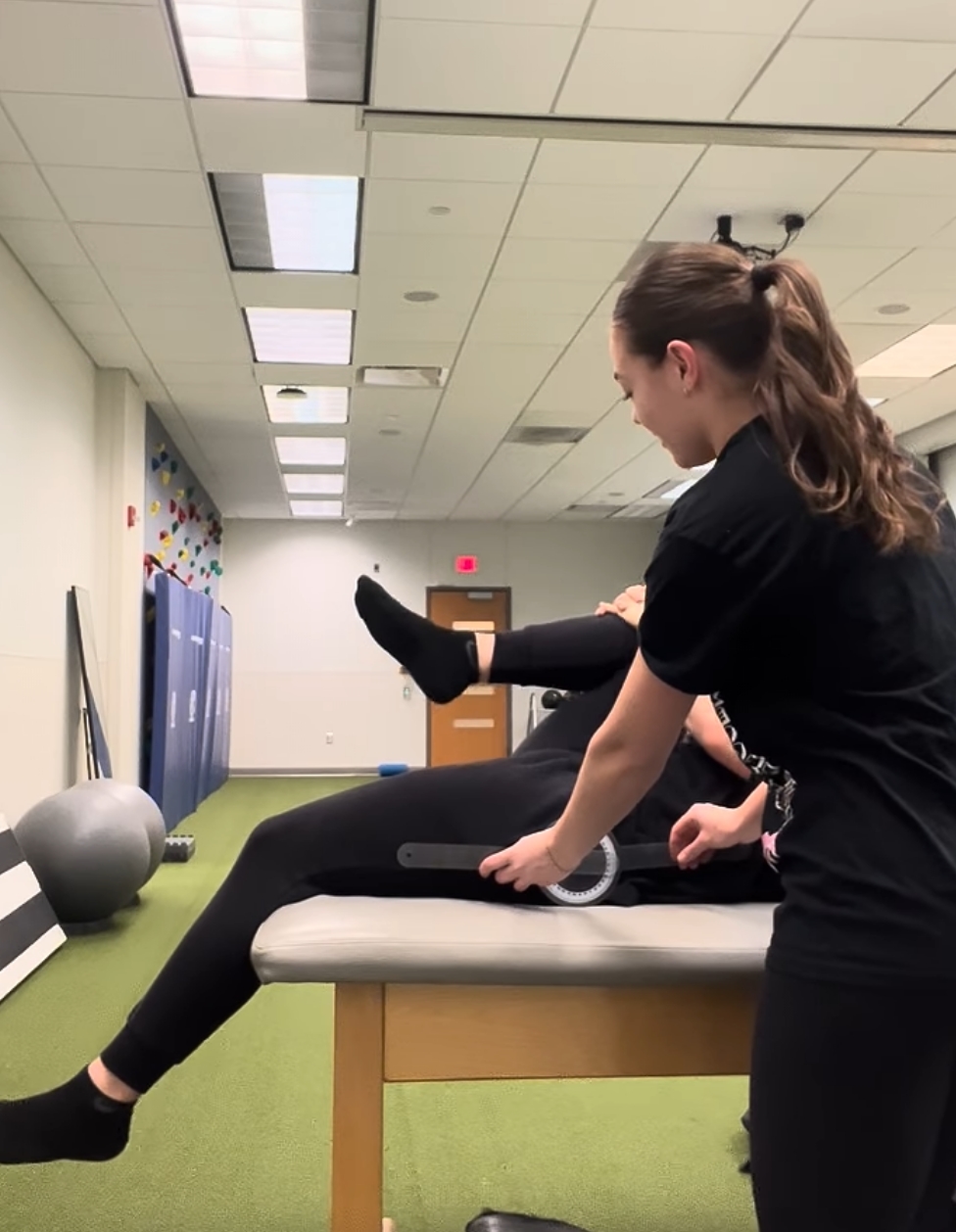 <p>The subject lies on its back. </p><p>if you are testing left leg, the clientpulls right leg towards body at a 90 degree angle as much as possible to their chest, and look to see if his left leg lifts up at all. tests hip flexors. </p><p>measure the degree of elevation using a goniometer by placing the axis of the goniometer on the lateral aspect of the greater trochanter of the femur, the stabilization arm along the lateral midline of the pelvis and the movement arm in line with the midline of the femor.</p>