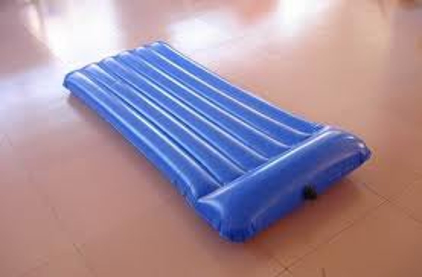 <p>un matelas pneumatique</p>