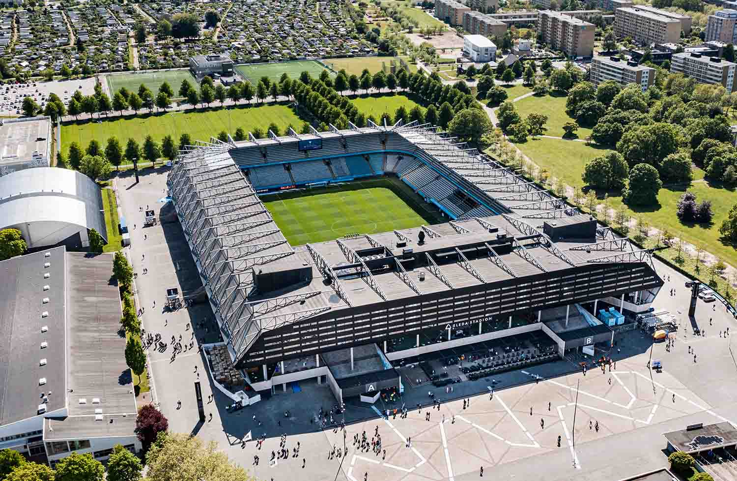 <p>Malmö – Eleda Stadion (22,500) Malmö FF;Historia: Bildad 1910, allsvensk sedan 1930-talet. Sveriges mest meriterade klubb med en dominerande roll historiskt. SM-guld: 25 (bl.a. 1944, 1977, 2010, 2024). Viktiga spelare: Bosse Larsson, Zlatan Ibrahimović, Markus Rosenberg.</p>