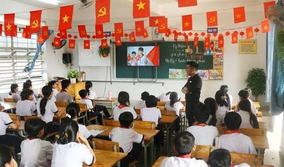 <p>trường công lập</p>