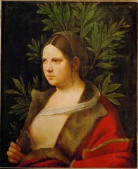 <p>pb : Comment Giorgione, à travers le Portrait de Laure, renouvelle-t-il le genre du portrait en y introduisant une dimension érotique, ambiguë et profondément culturelle dans la Venise du début du XVIe siècle ?</p><p>I. portrait novateur à la croisée des influences</p><p>- Giorgione = élève de Bellini chef de fil de la peinture vénicienne de tt le XVes : ses recherches sur le nu ex : Giovanni Bellini, Jeune femme à la toilette, 1515, Vienne </p><p>- passage d'un nu idéalisé à une sensualité plus directe</p><p>- portrait en buste, de 3/4 sur fond sombre = tradition flamande --> mais avec une touche bcp plus lisse --> italien</p><p>- Contrairement aux portrait flamands ( et certains itauens) il n'y a pas de regard avec le spécateur --> le place dans une position de voyeuriste. + jeu entre dévoilement et dissimulation = assez érotique</p><p>II. humaniste et poétique</p><p>- référence à Pétrarque, poète du XIVe, humaniste italien : crit des poèmes dans lesquels il célèbre une femme idéale appelée Laure.</p><p>--> ici identifiée grâce aux feuilles de l'aurier derrière elle</p><p>--> il s'agit alors plus d'une représentation d'une personne réel, mais d'une idée : celle de la femme idéale </p><p>--> mm chose pour Botticelli, Portrait de jeune femme, 1480-1485 --> modèle = sûrement Simonetta Vespucci mais cherche plutôt à représenter la femme idéale, dans la beauté et l'intellecte. </p><p>- La ref de Petrarque permet à Giorgione de doter son euvre d'une dimension intellectuelle et poétique à son tableau</p><p>CCl : Oeuvre novatrice qui dépasse les limites habituelle du portrait par le nu</p><p>Plus largement, cette peinture illustre le dynamisme du milieu vénitien, où, dans le sillage de Giovanni Bellini, les artistes renouvellent profondément les genres du portrait, du nu et du paysage, en ouvrant la voie à une approche plus libre, poétique.</p>