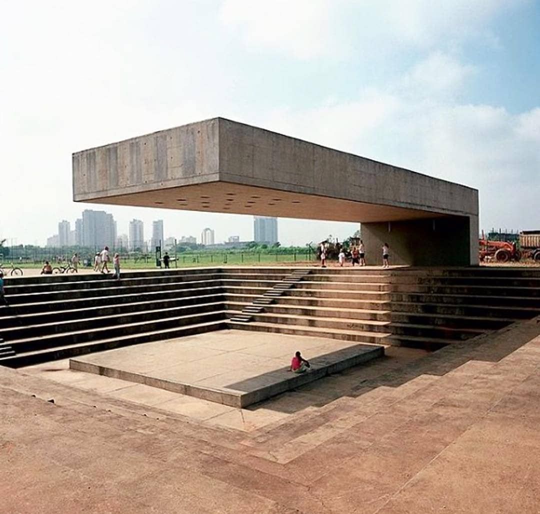 <p>Projected construction that is fastened only at one end.</p>