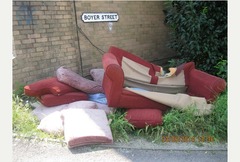 <p>ghế sofa bị hỏng</p><p>(The shop tried to sell me a ___ but I noticed it just in time.)</p>