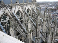 <p>Which structure is MOST associated with Gothic architecture?</p>