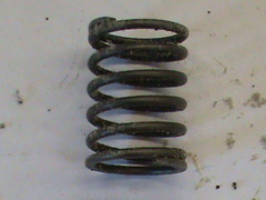 <p>US: /sprɪŋ/UK: /sprɪŋ/ Example: The mattress contains many steel coil _____s inside. A twisted piece of metal that returns to its shape after being pushed. Lò xo Cuộn kim loại đàn hồi.</p>