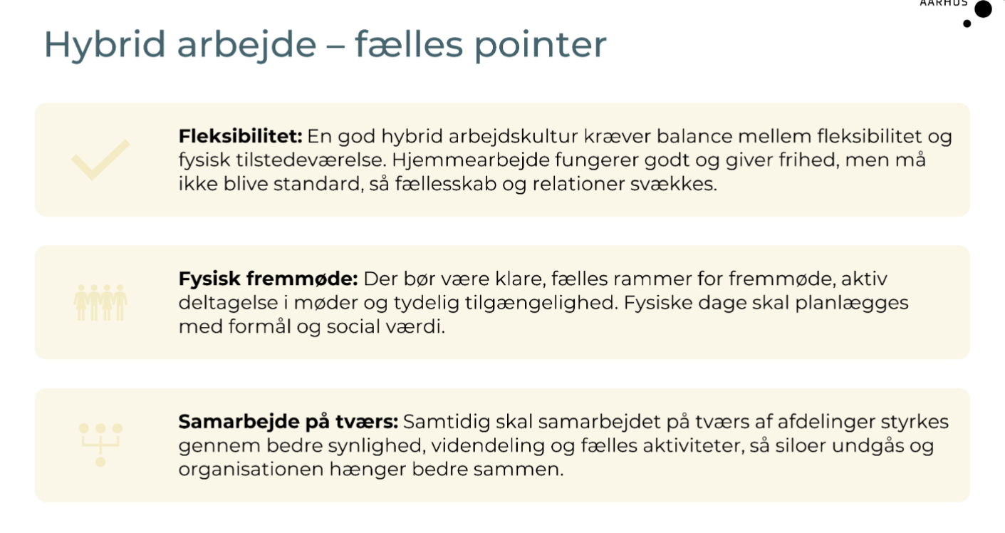 <p><strong>Behovet for at føle sig kompetent</strong> udfordres, fordi det kan være sværere at få hurtig feedback og lære gennem daglig kontakt (man ser ikke lige så let, hvordan andre arbejder).</p><p><strong>Behovet for autonomi og råderum</strong> kan både styrkes og udfordres i hybridt arbejde (mere frihed, men også risiko for uklarhed, isolation eller skjult kontrol).</p><p><strong>Behovet for at føle, at man gør en forskel</strong> kan svækkes, hvis man bliver mindre synlig og får mindre direkte respons på sin indsats (det kan være sværere at mærke sin betydning i helheden).</p><p><strong>Behovet for tilknytning og relationer</strong> udfordres, fordi fysisk afstand gør det sværere at opbygge fællesskab, tillid og samhørighed (relationer opstår ikke automatisk online).</p>