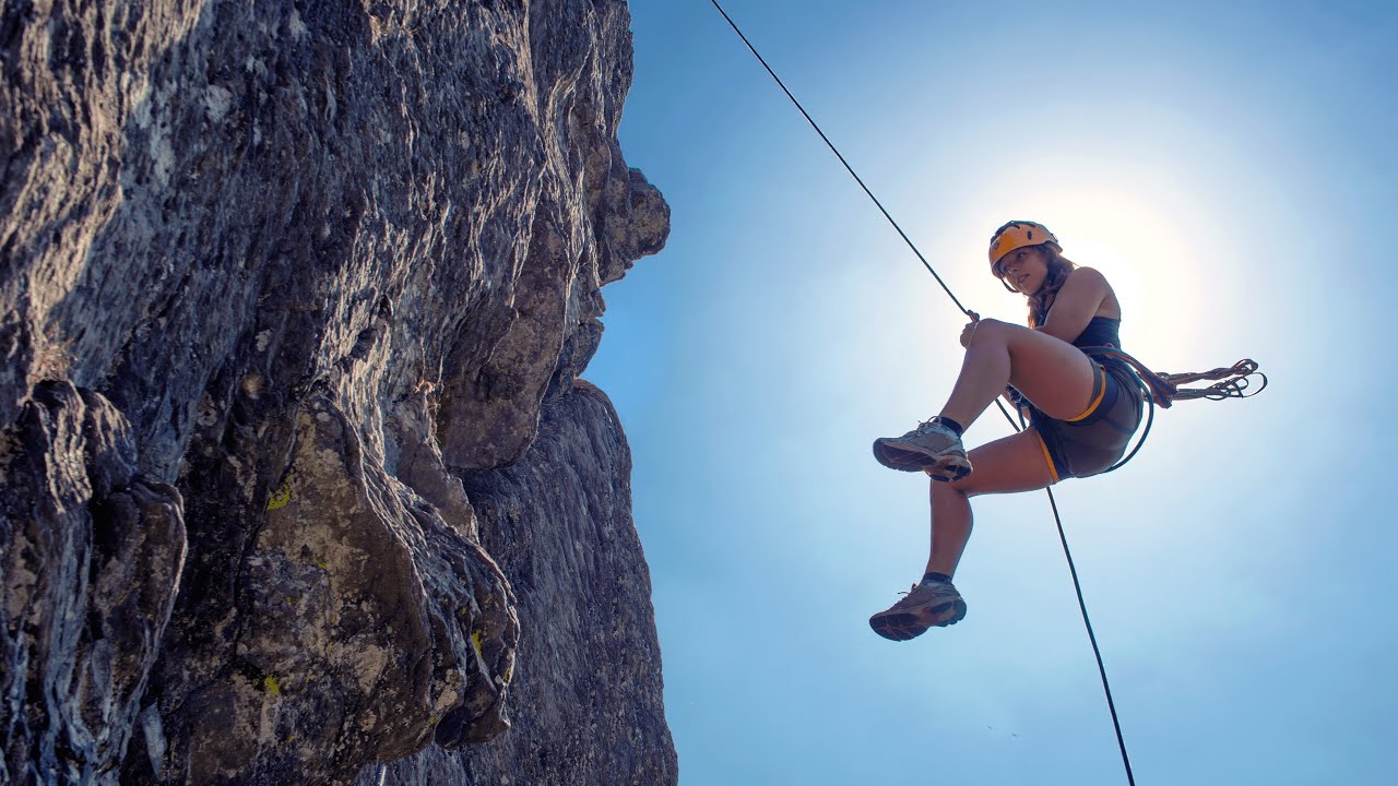 <p>Descending a cliff using ropes. (спуск по верёвке)</p>