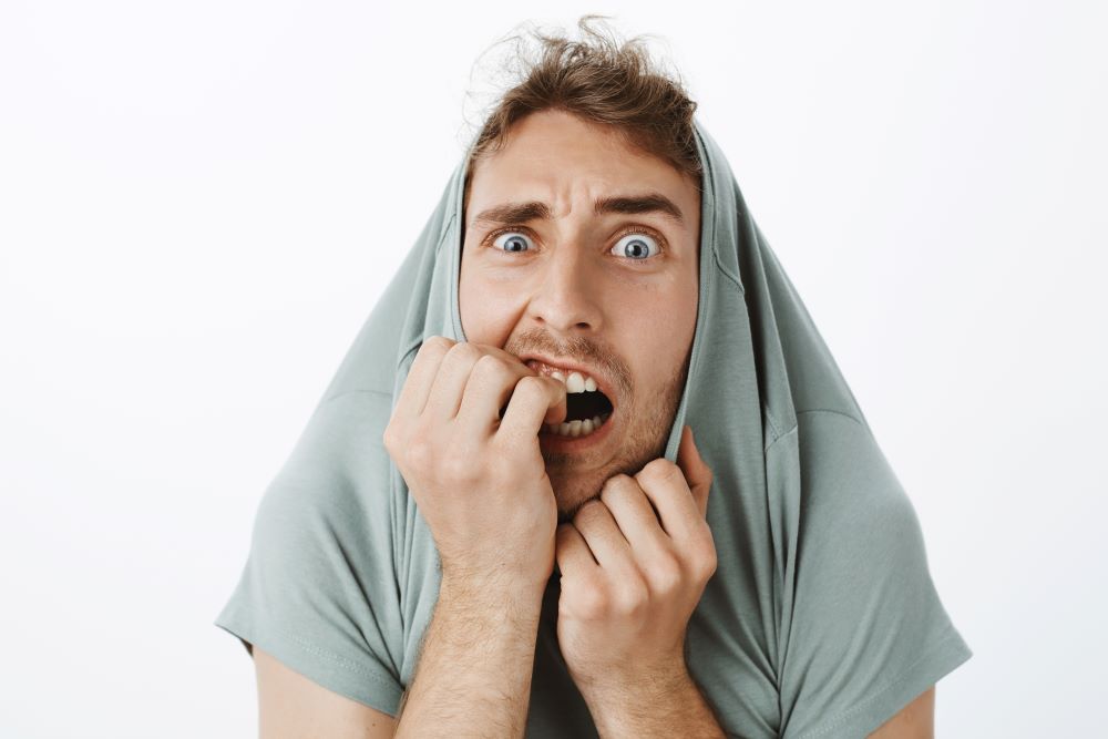 <p><strong>(adj) 害怕的</strong><br>📍<strong>Related phrases or nouns: </strong><br>- be afraid of + N/Ving<br>- be afraid to V<br>- I'm afraid that… 恐怕…<br><br>📍<strong>Synonyms:</strong> <br>fear (n./v.)；fearful (adj)；fearfully (adv)</p>