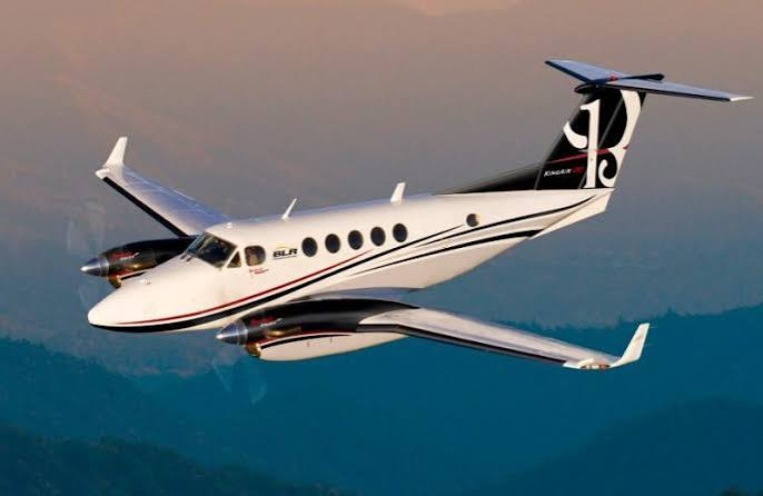 <p>Small twin turboprop plane with engines mounted on wings </p><p>Very short fuselage and fewer windows than a b1900</p>