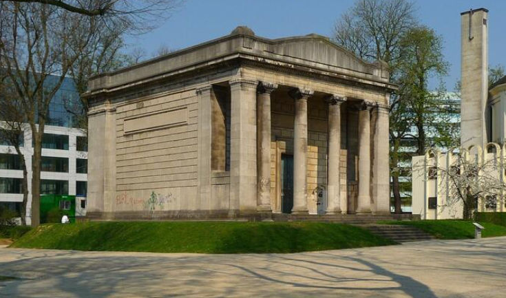 <p><span style="font-family: "Times New Roman", serif;">1)</span><span style="font-family: "Times New Roman"; line-height: normal; font-size: 7pt;">&nbsp;&nbsp;&nbsp;&nbsp;&nbsp; </span><strong>pavillon</strong> est un bâtiment ou une partie de bâtiment qui présente deux caractéristiques principales :</p><ul><li><p><strong>Un plan massé :</strong> C'est-à-dire qu'il a une forme compacte et regroupée.</p></li><li><p><strong>Une hauteur élevée :</strong> Il se distingue par le fait qu'il est relativement haut par rapport à sa base.</p></li></ul><p>Un pavillon peut être soit un <strong>bâtiment totalement isolé</strong> (seul), soit un <strong>corps de bâtiment</strong> qui fait partie d'un ensemble plus large.</p><p class="MsoNormal">Pour illustrer ce concept, les sources présentent une photographie du <strong>"Pavillon des passions humaines"</strong> conçu par Victor Horta. Sur cette image, on voit que c'est une structure compacte qui ressemble à un petit temple, utilisant des éléments classiques comme des <strong>colonnes</strong> avec chapiteaux, une <strong>corniche</strong>, un <strong>fronton</strong> et une <strong>architrave</strong>.</p><p class="MsoNormal">plus trapu que la tour carrée</p>