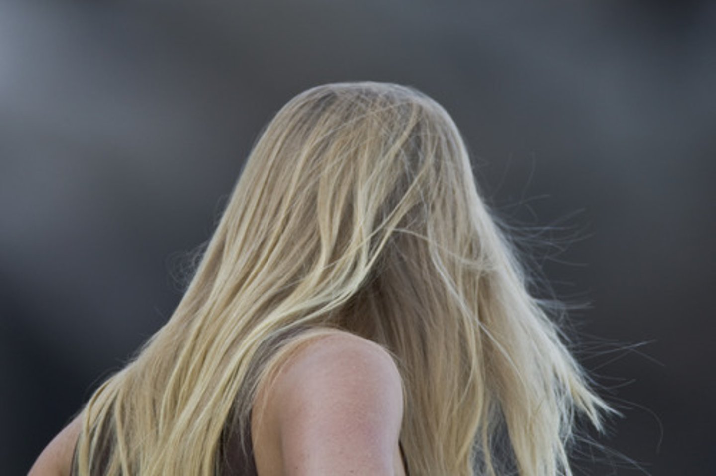 <p>(descriptive English) tóc sáng màu Ví dụ: Her children have fair hair.</p>