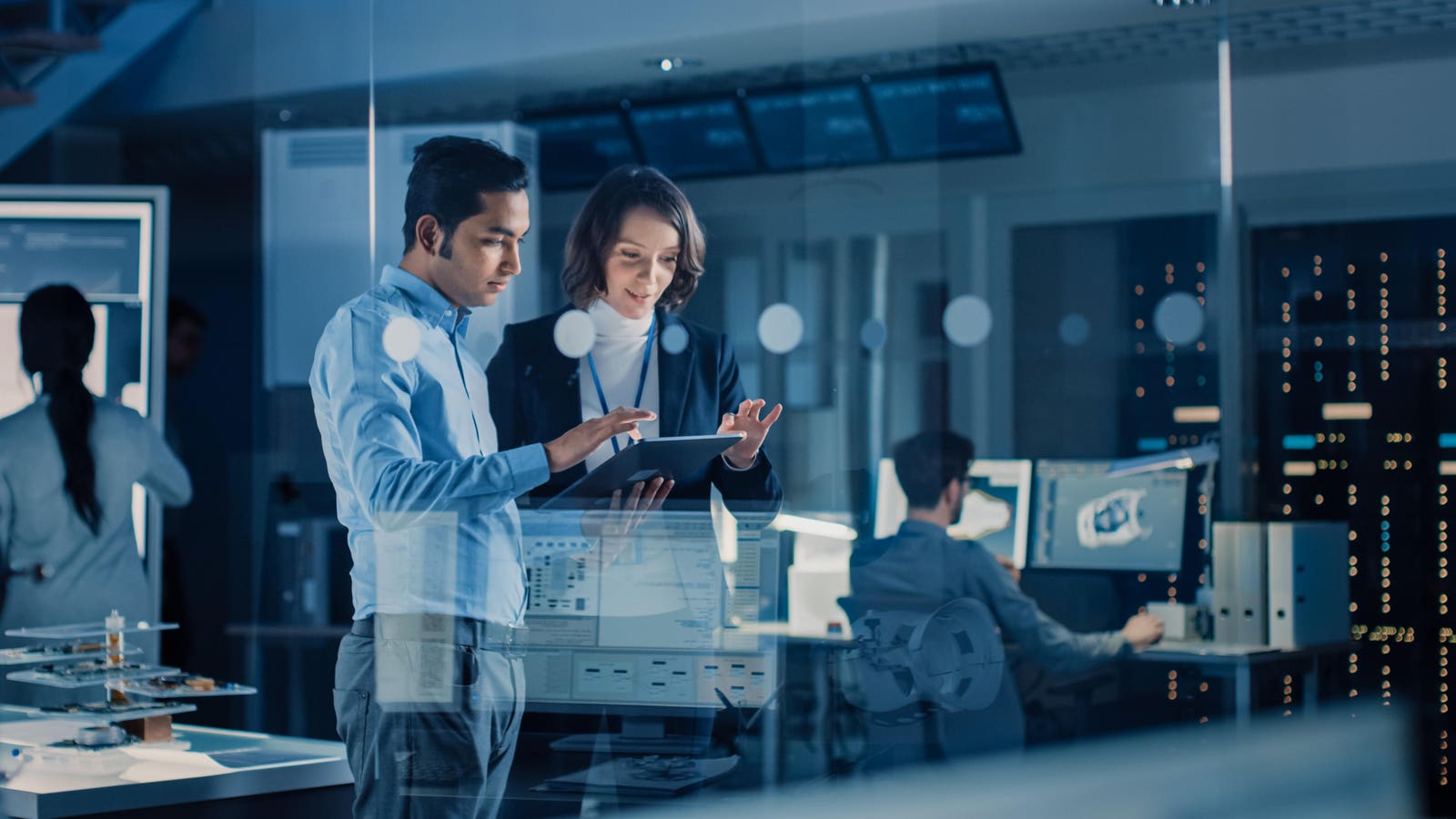 <p>Kỷ nguyên số <br>Ex: In the digital age, data is one of the most valuable resources.</p>