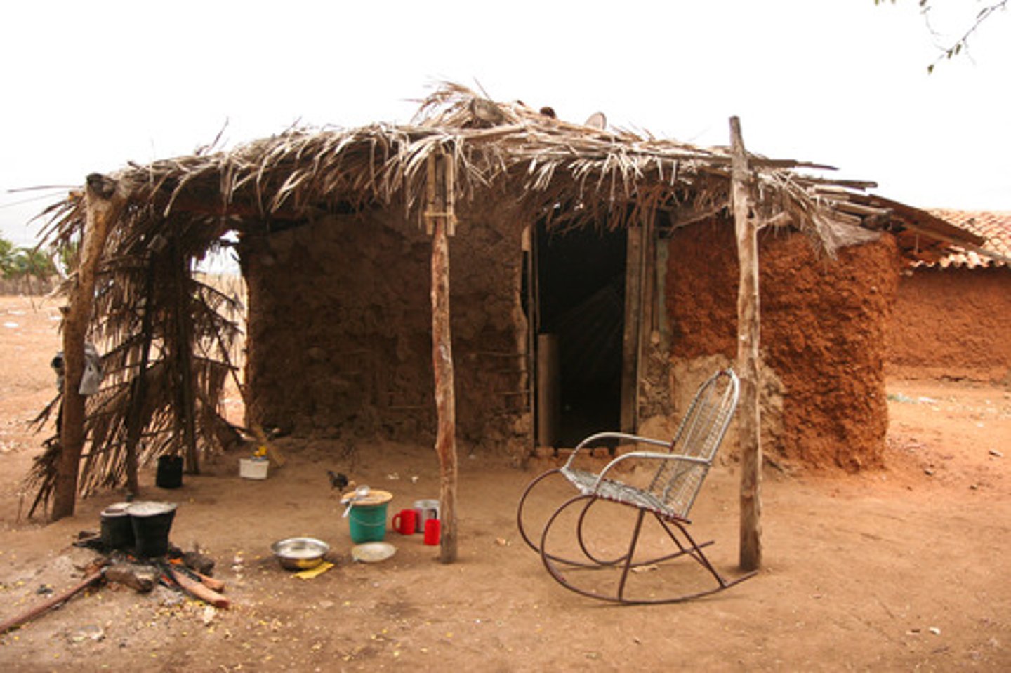 <p>shanty; shack</p>