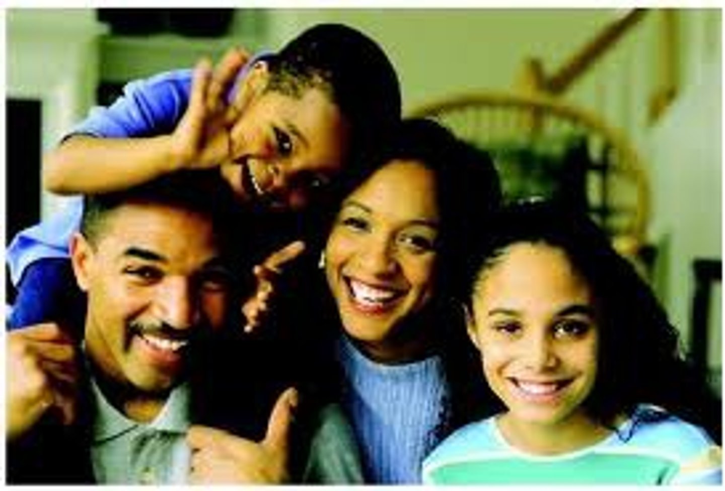 <p>this is my familia, these are my parents and my brother</p>
