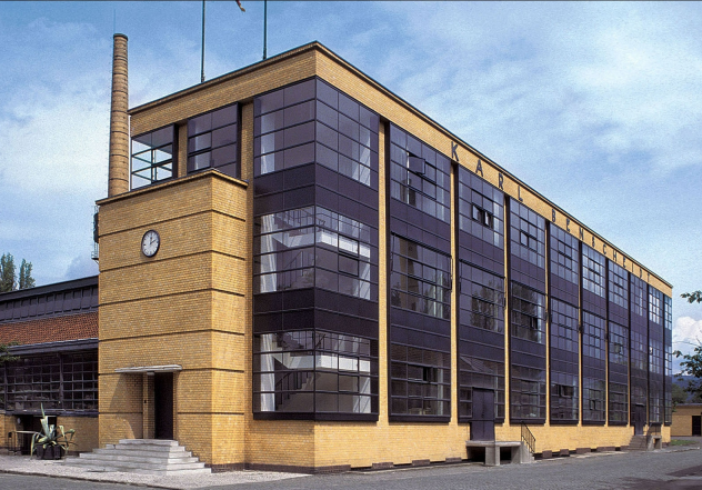 <p>Showcases the steel frame concept with no corner supports. One of the fist prototypes of a glass skyscraper and the international design. The glass exterior wrapped the building in a glass curtain having the steel frame dissapear</p>
