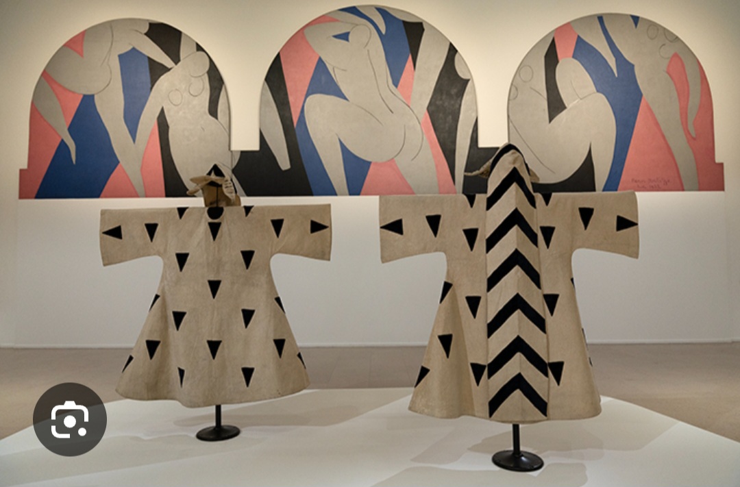 <p>Des décors et costumes de théâtre, notamment pour le ballet de Diaghilev, Le Chant du rossignol, et Rouge et Noir.</p>