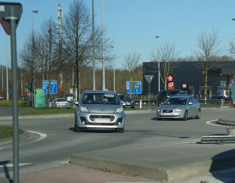 <p>Het verlaten van een rotonde met twee rijstroken doe je vanuit</p><ul><li><p>de binnenste rijstrook.</p></li><li><p>de buitenste rijstrook.</p></li><li><p>de binnenste of de buitenste rijstrook.</p></li></ul><p></p>