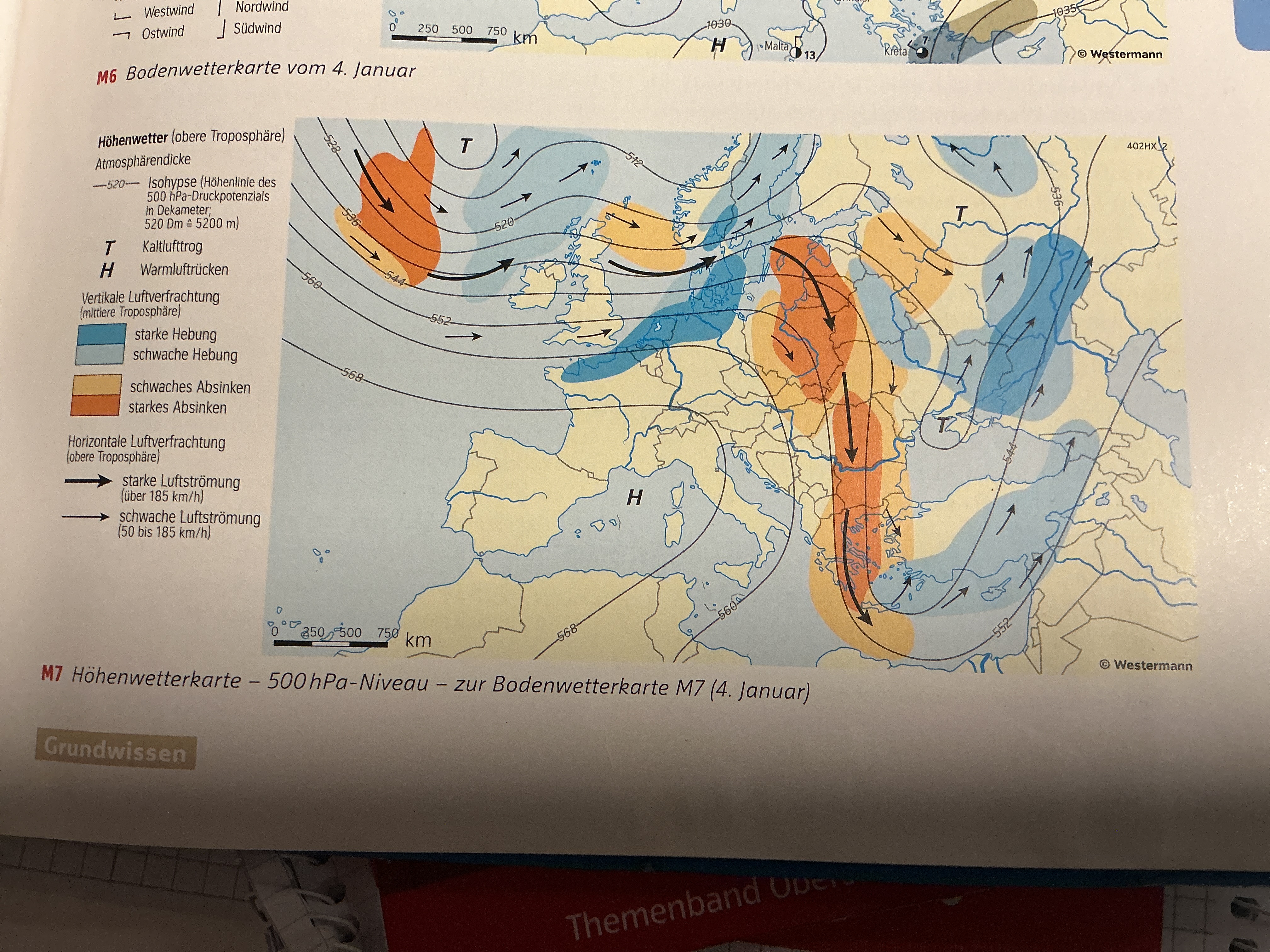 <p>Unterliegt kaum den kurzfristigen Einflüssen des Bodenniveaus (Reibung von Winden an EOF) → verlässlichere Wetterprognose </p>