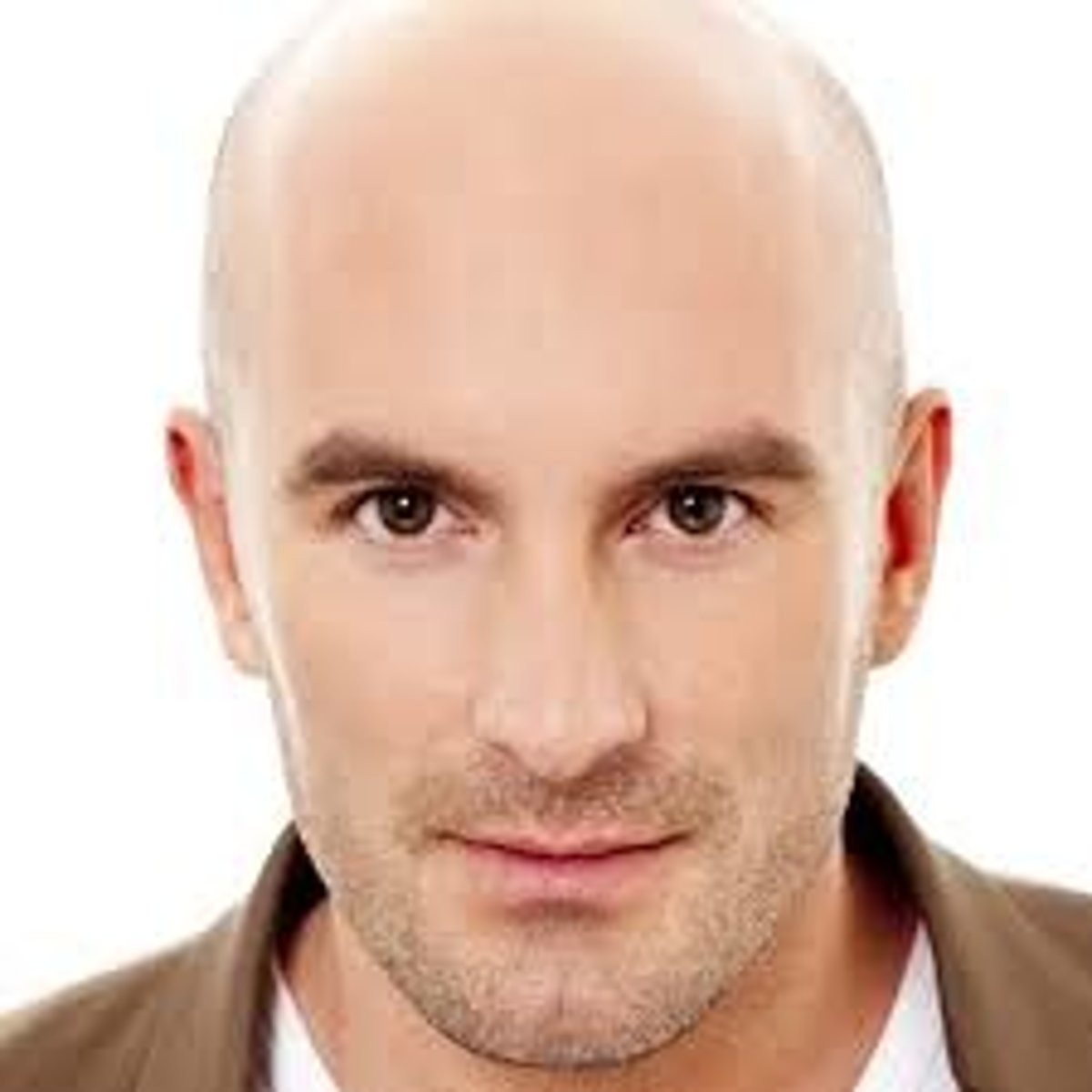 <p>(everyday English) đang hói dần Ví dụ: My uncle is going bald.</p>