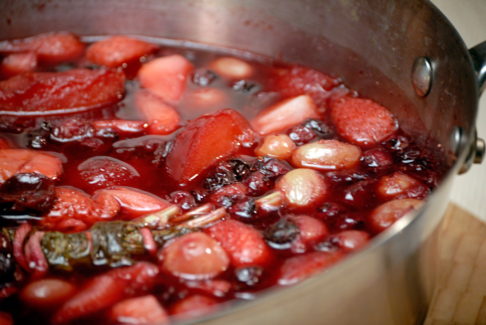 <p>My grandma always makes <strong>stewed fruit</strong> in summer.</p>