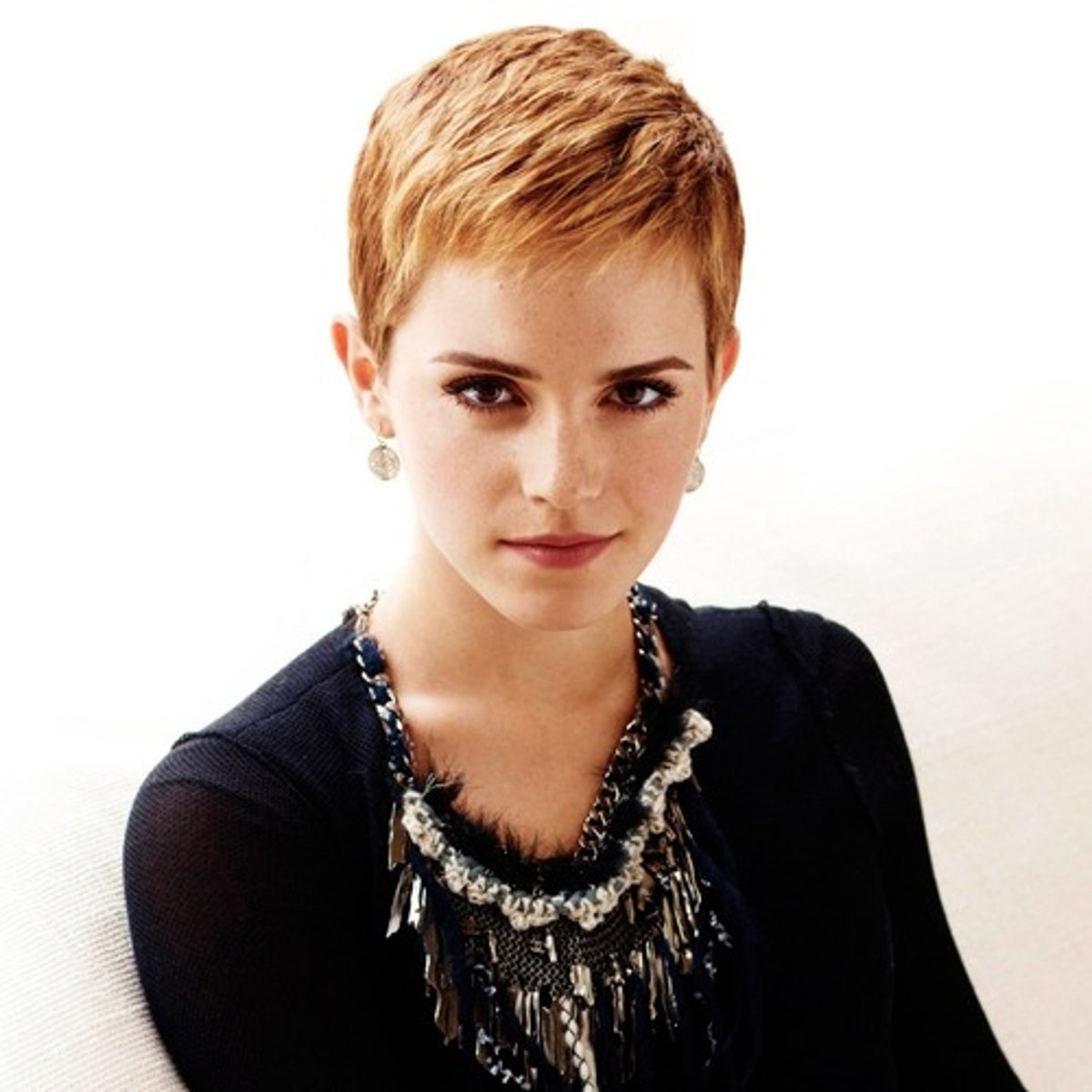 <p>has short hair</p>