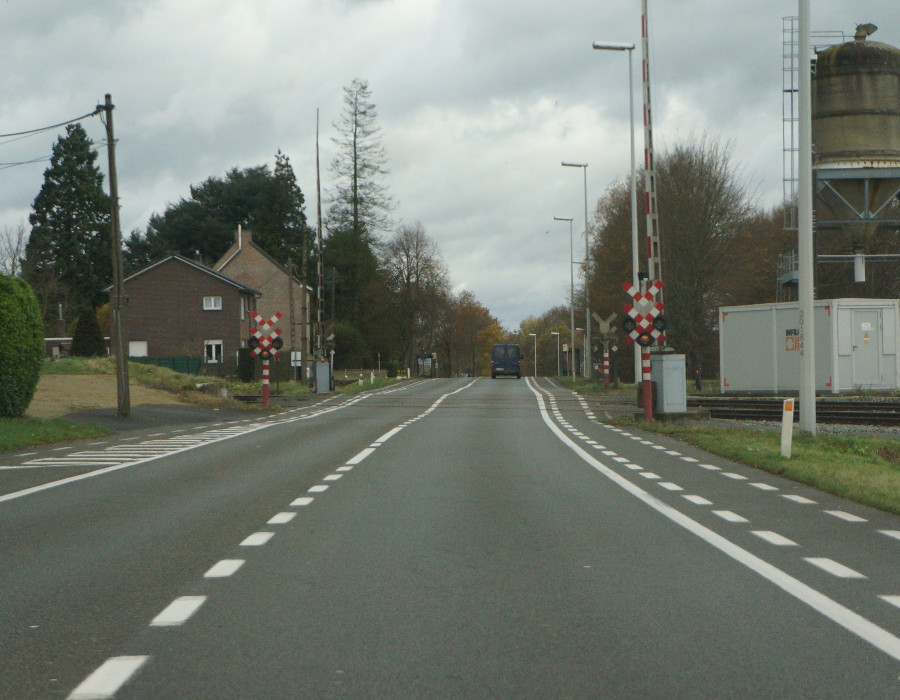 <p>Je nadert een overweg. Wat zal het eerste teken zijn dat er een trein aankomt?</p>