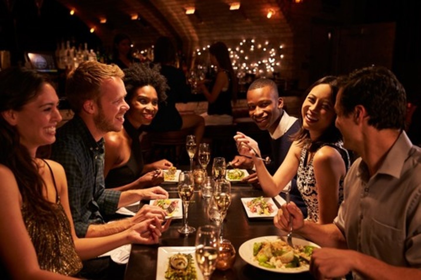 <p>to dine</p>
