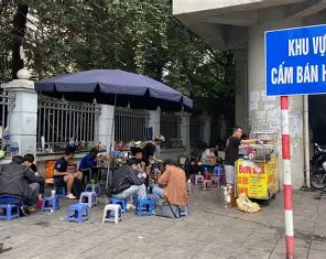 <p>(v) xâm lấn, lấn chiếm, chiếm dụng một khu vực mà không được phép, đặc biệt là khi ảnh hưởng đến môi trường hoặc tài nguyên của khu vực đó</p>