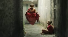 <p>phi thường, siêu phàm- vượt khả năng con người</p>