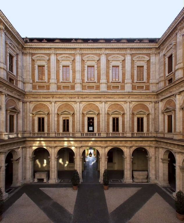<p>kroonlijst en bovenverdieping Palazzo Farnesse, Michelangelo, Rome, renaissance, 1550</p>