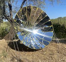 <p>How can sunlight be used to produce high heat for cooking or experiments?</p>