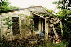 <p>покинутий, занедбаний готель</p>