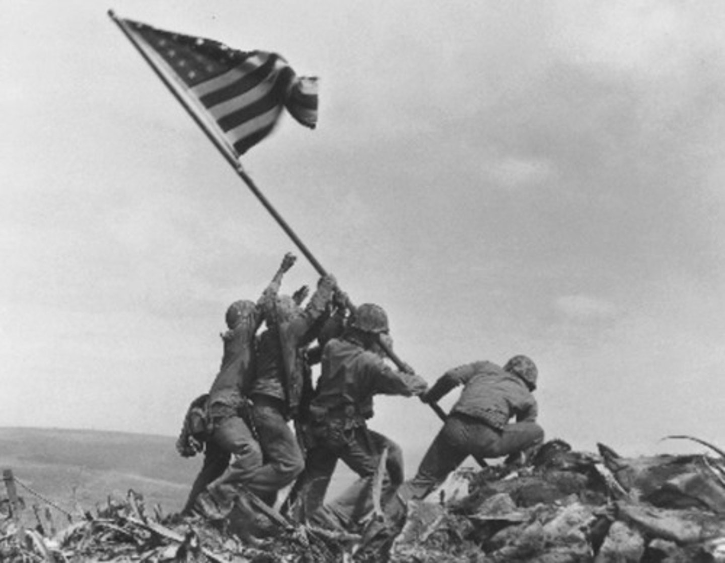 <p>documents US flag atop mount Suribachi, 1945 during battle of Iwo Jima. symbolizes resiliance of US marines.</p>