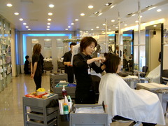 <p>tiệm làm tóc</p>