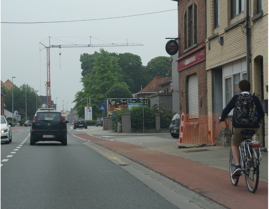 <p>Aan het volgende kruispunt wil je rechts afslaan.</p><ul><li><p>De fietser heeft voorrang.</p></li><li><p>Jij hebt voorrang.</p></li></ul><p></p>