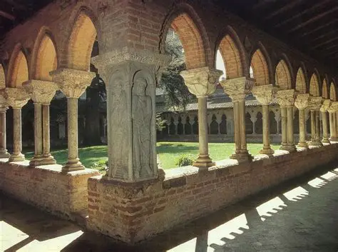 <p><span style="background-color: transparent;">A small, often decorative, column that is connected to a wall or pier.</span></p>