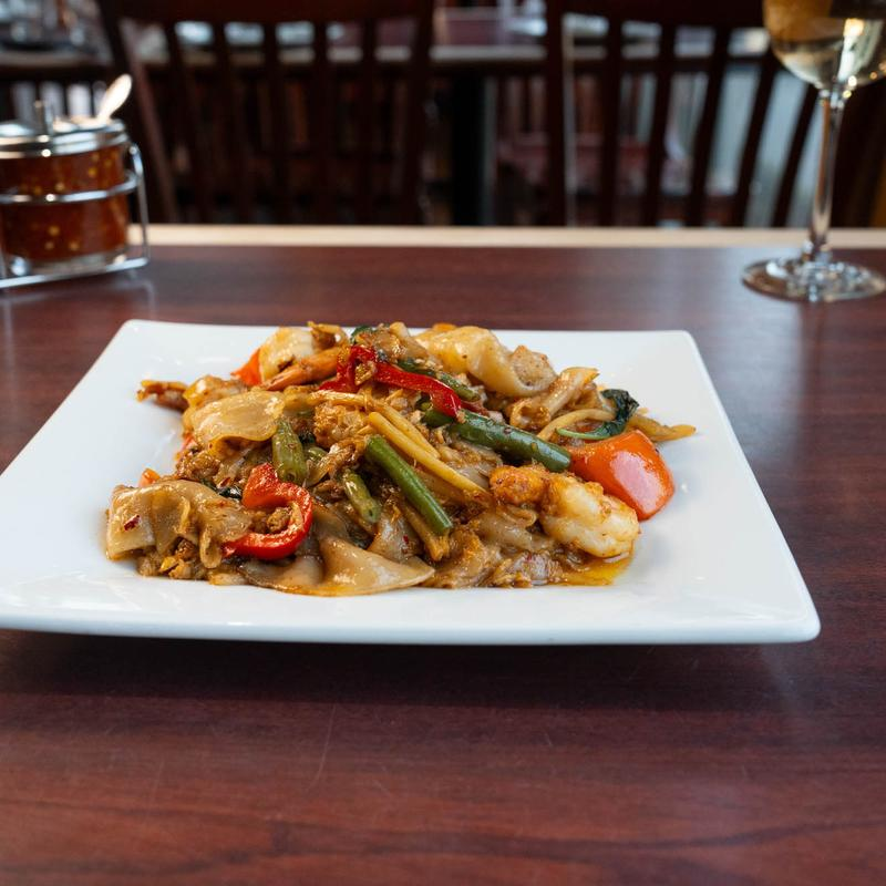 <p>FAT noodle, spicy basil flavor, bell peppers,basil, bamboo shoots, green beans. aka Pad kee mao</p>