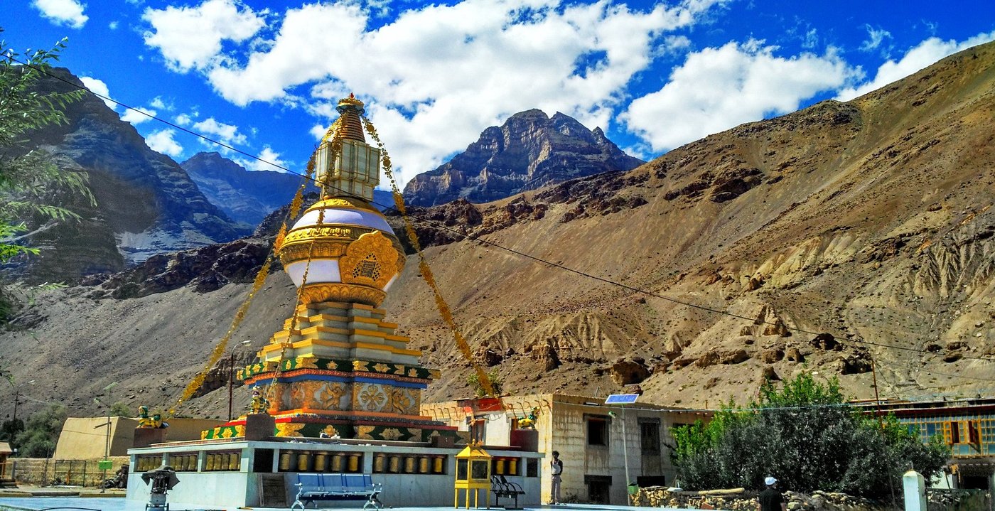 <ul><li><p>Spiti Valley, India</p></li><li><p>founded 996 CE</p></li><li><p>under the patronage of kings of the Guge-Purang Kingdom</p></li><li><p><span style="background-color: transparent;">Based on the Sarvatathāgatatattvasagraha (STTS)</span></p></li><li><p><span style="background-color: transparent;">Three structural entities of the Tabo Main Temple:<br>1. Entry hall dedicated to protective deities<br>2. Assembly hall featuring a Vajradhatumandala with four-bodied Vairocana + The Pilgrimage of Sudhana and Life of the Buddha<br>3. Cella containing Amitabha (formerly Vairocana) surrounded by an Ambulatory</span></p></li></ul><p></p>