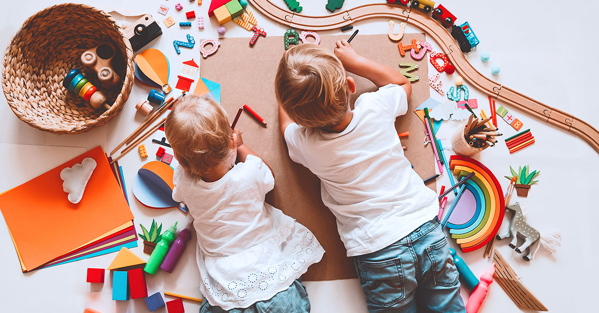 <p>(to keep people interested and amused, often with a performance or activity) </p><p>The animator tried to e__________ the children at the birthday party with fun games.</p>