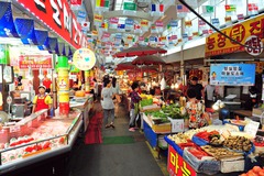 <p>ринок</p><p>시장에서 과일을 샀어요. = I bought fruit at the market.</p><p>시장은 정말 복잡해요. = The market is really crowded/busy.</p>