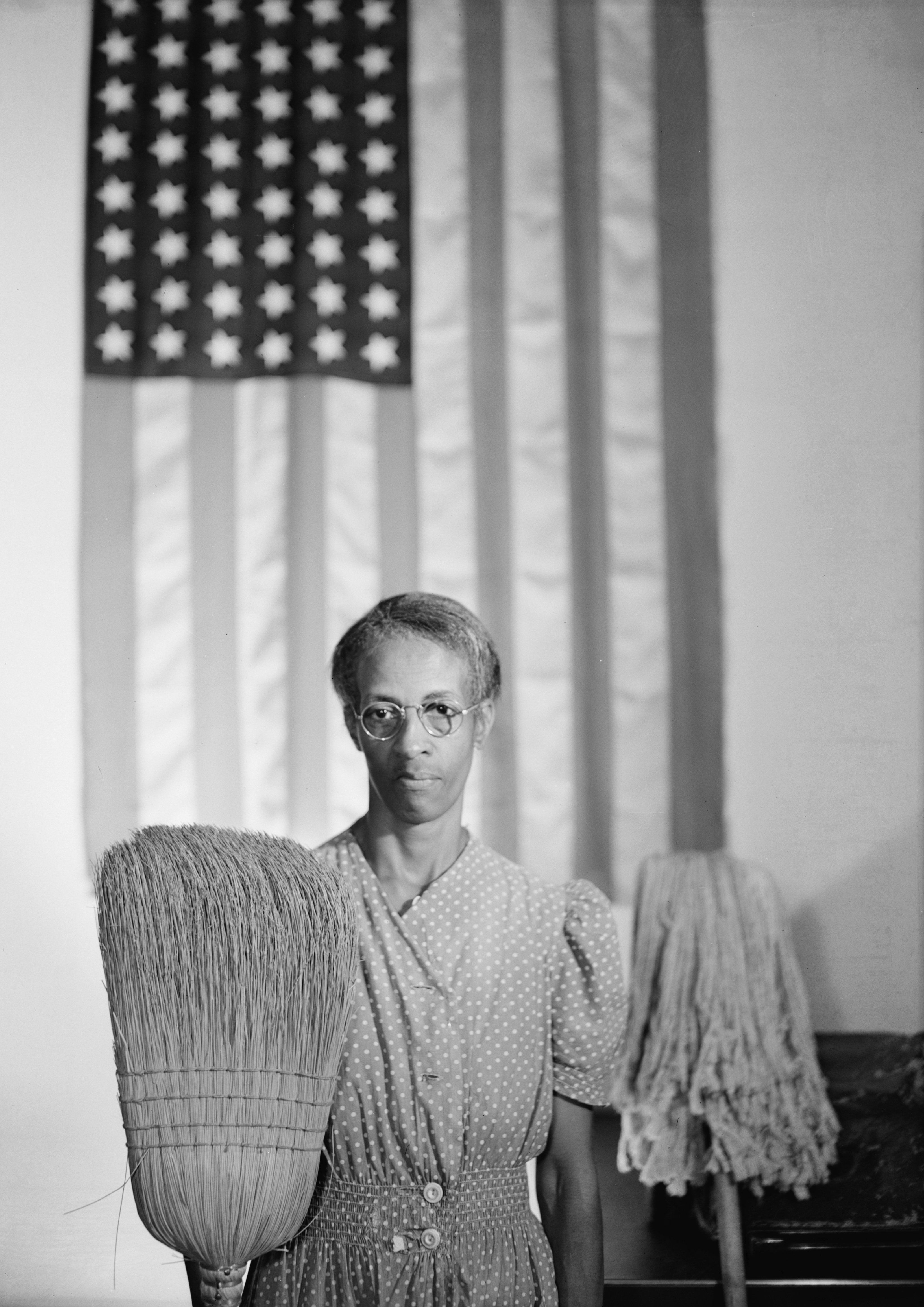 <p><span style="background-color: transparent;"><strong><em>American Gothic, Gordon Parks, 1942&nbsp; </em></strong><em>notes and analysis</em></span></p>