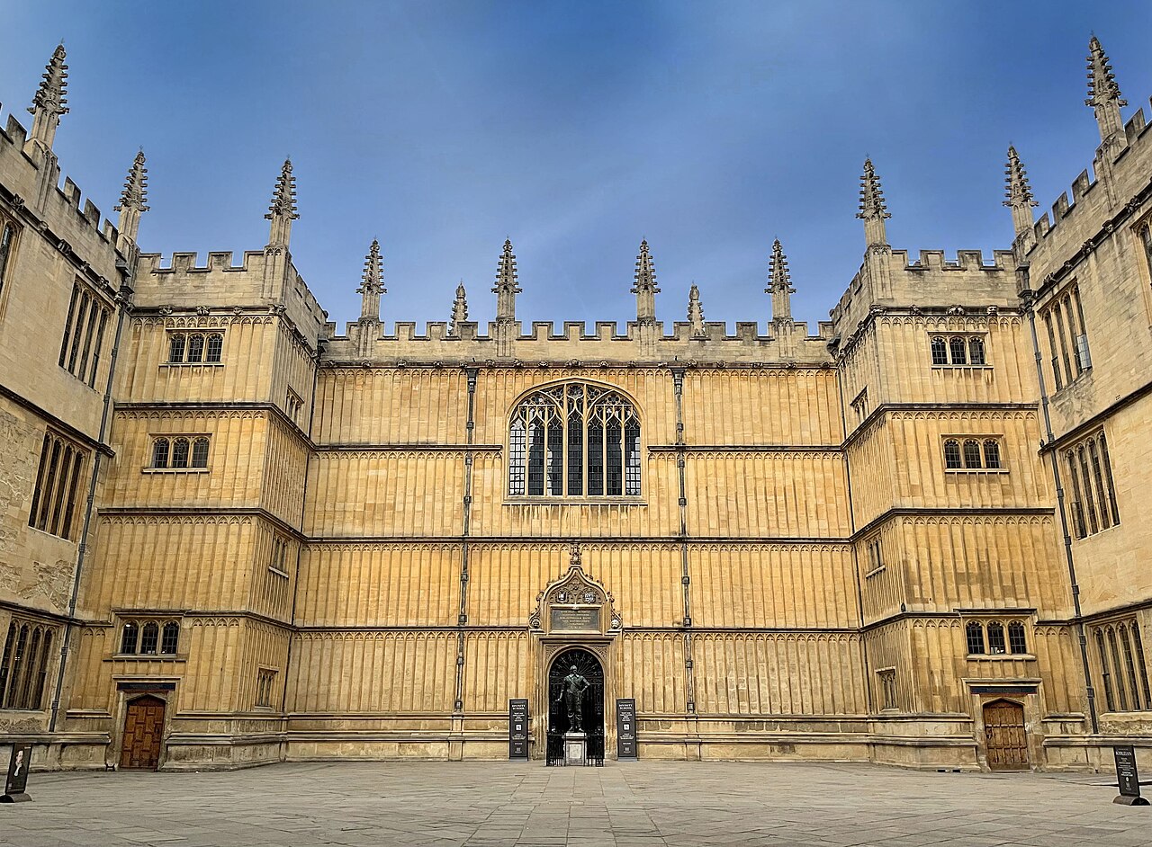 <ul><li><p>Exemplifies Elizabethan Architecture, built during the English Renaissance / reign of Queen Elizabeth</p></li><li><p>Located in Oxford </p></li><li><p>Founded by Thomas Bodley </p></li></ul><p></p>