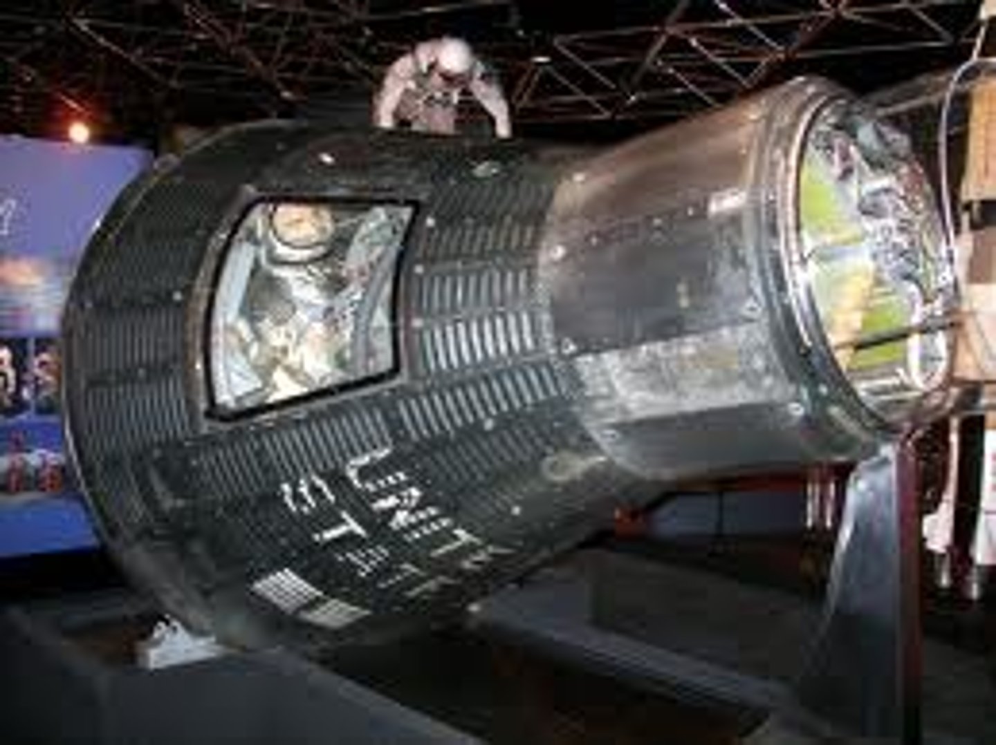 <p>une capsule spatiale</p>